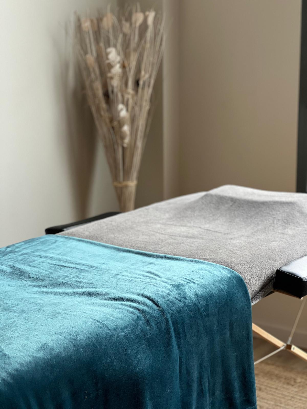 Table de soin dans un cabinet de bien-être à Amplepuis, ambiance zen et relaxante pour séances de Réflexologie et Reiki.