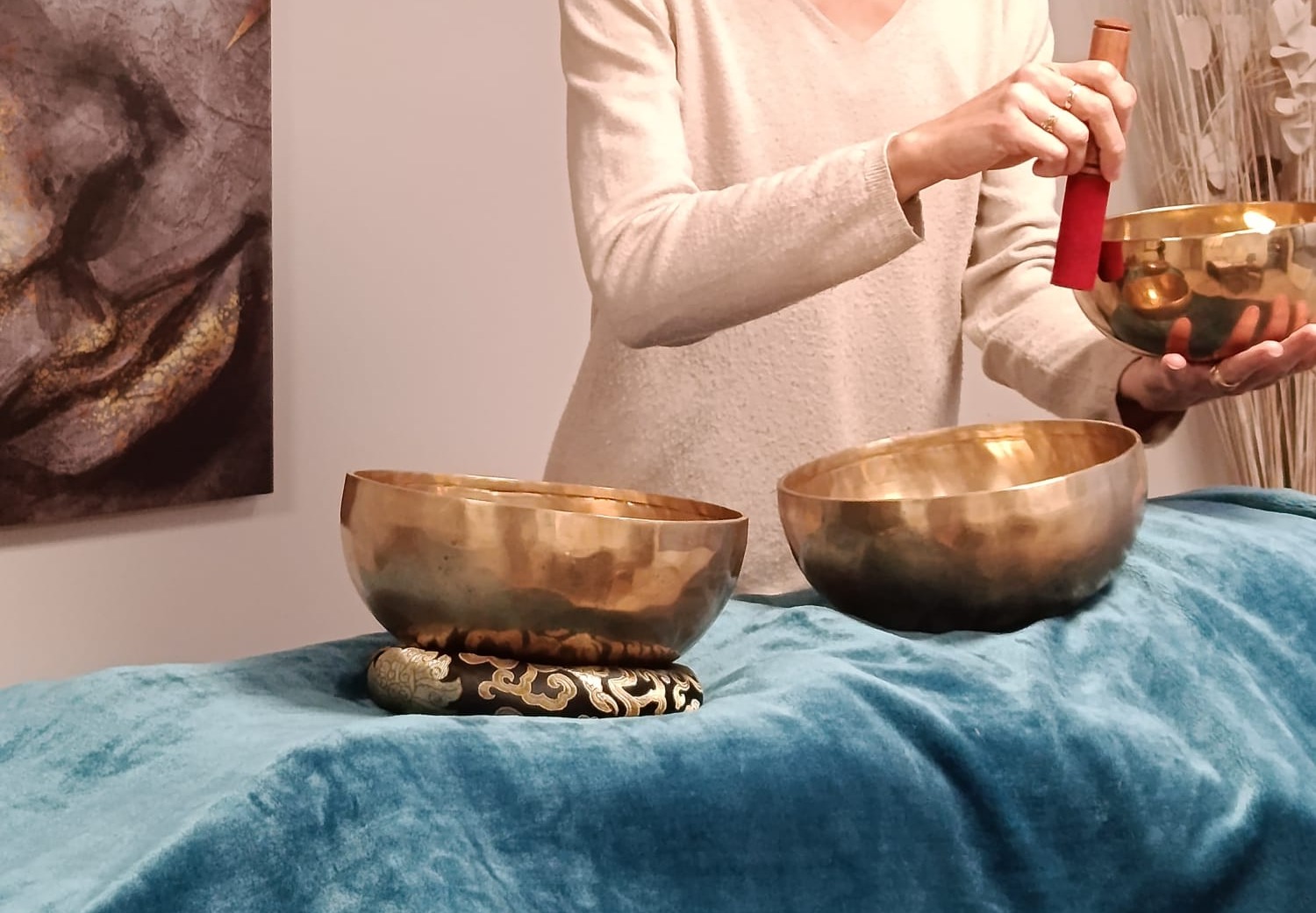 Massage sonore aux bols tibétains, soin vibratoire favorisant le lâcher-prise et la détente profonde