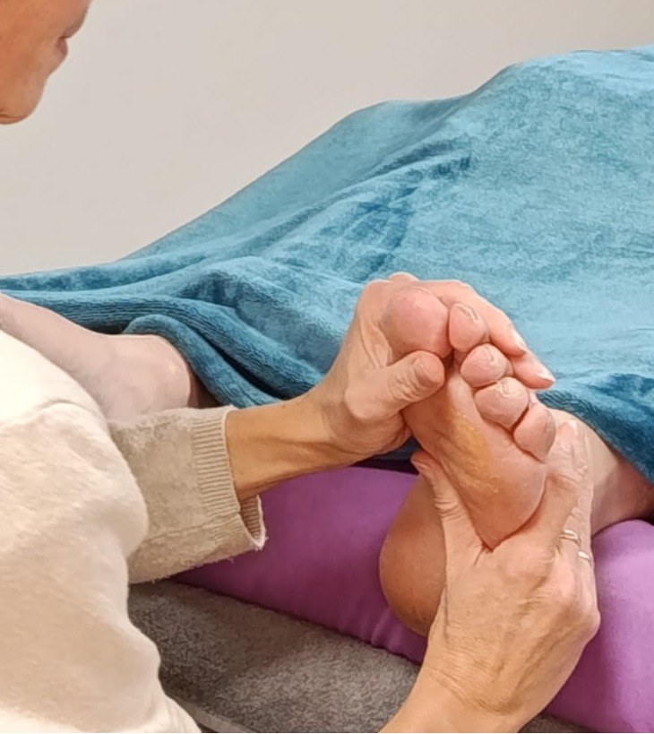 Séance de réflexologie plantaire relaxante, stimulation des zones réflexes du pied pour apaiser le corps et l’esprit