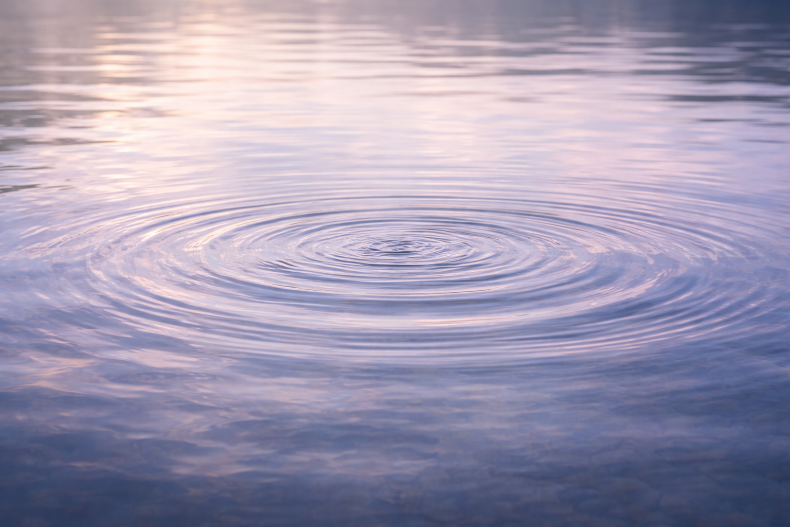 ondes circulaires à la surface de l'eau illustrant la notion de vibration et de fréquence