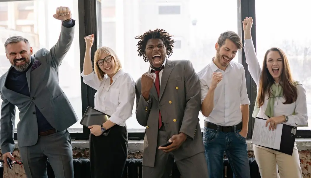 Collaborateurs détendus après une pause bien-être en entreprise
